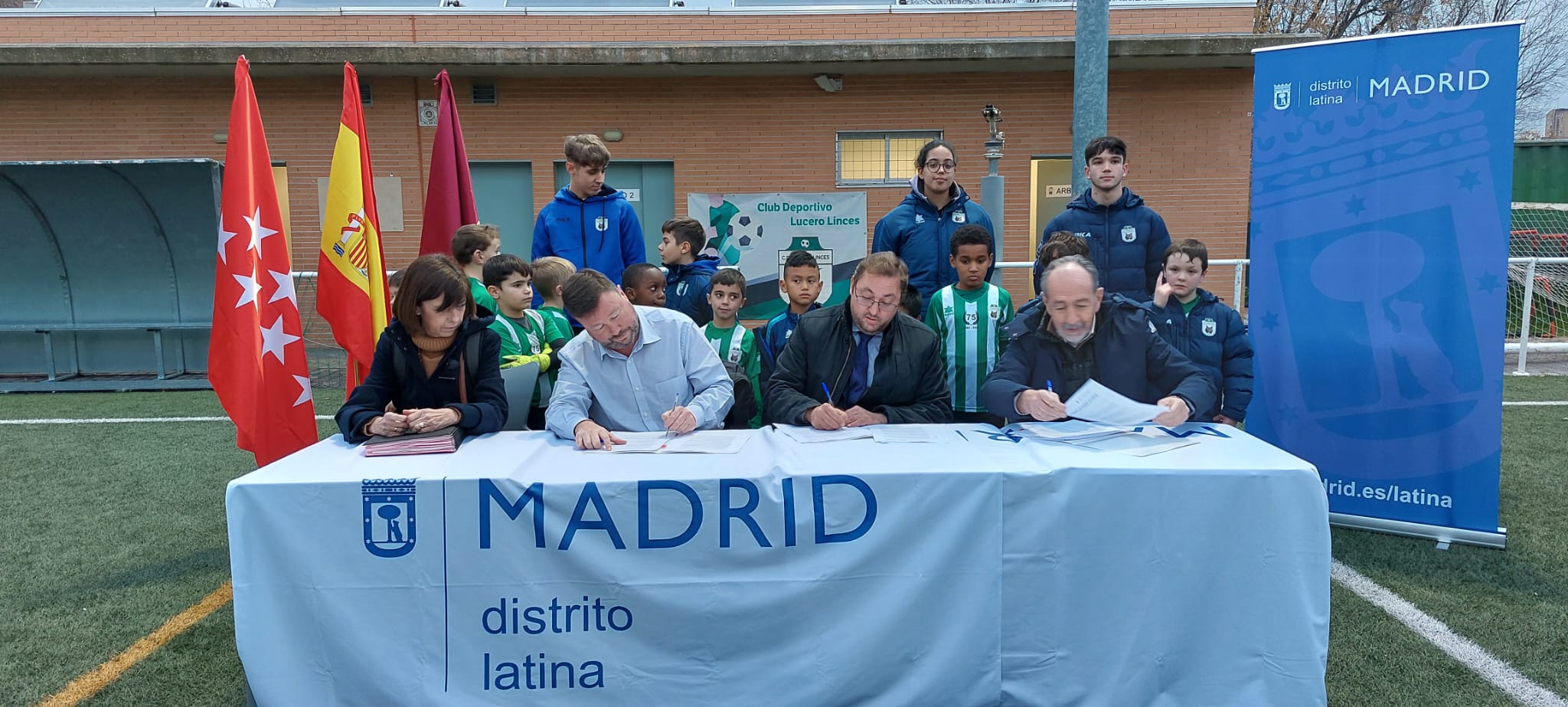 Serrano en la firma del convenio de colaboraci&oacute;n con el CD Lucero Linces